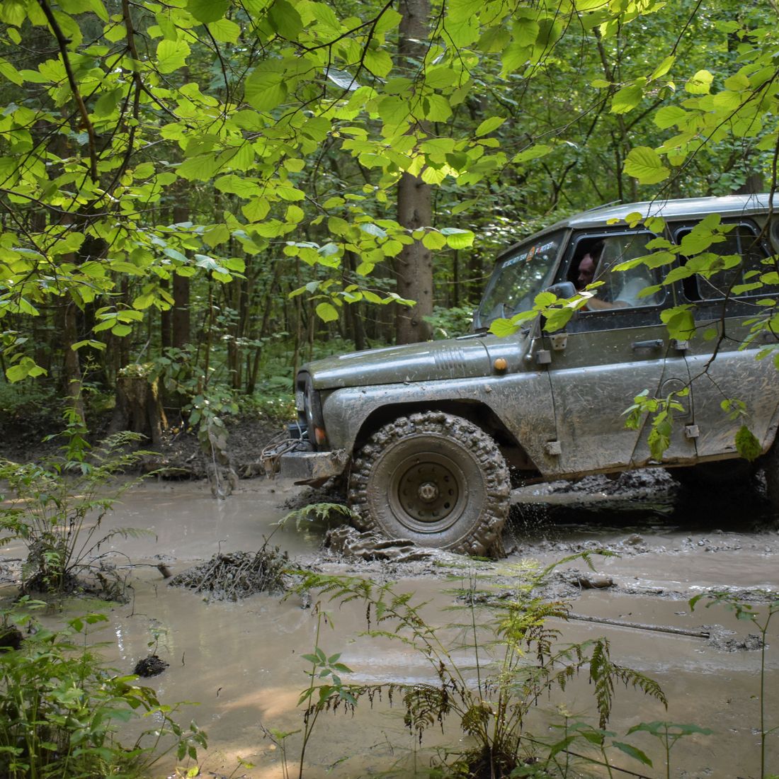 Camioneta 4x4 cruzando barro en el bosque