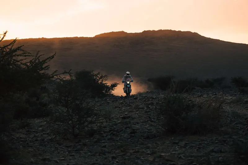 Moto off-road en sunset de montaña