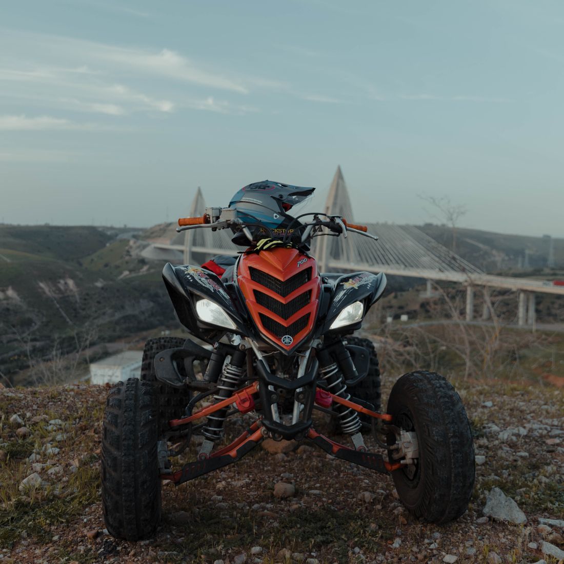 Cuatriciclo ATV de frente en un mirador, listo para el trail
