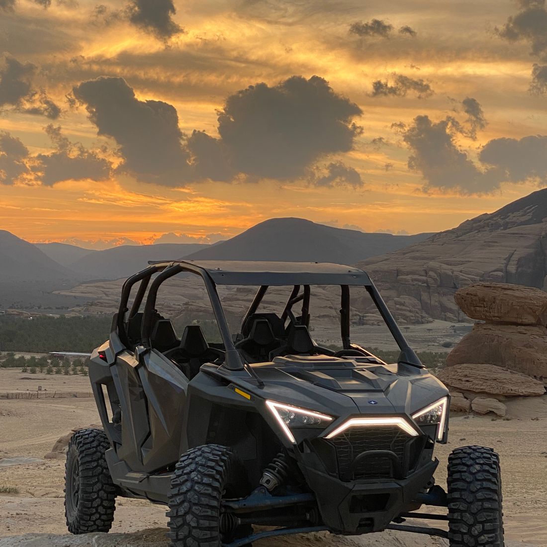 UTV side-by-side en terreno off-road al atardecer, navegando con Triaka